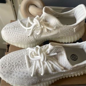 YEEZY BOOST 350 V2 Bone Size 6 women’s 4.5 boys